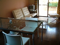有限会社高橋建築研究所の会議・応接室｜応接ソファーは、バルセロナチェア(ミース・ファン・デル・ローエ の作品）会議テーブルはLC10（ル・コルビジェの作品）会議椅子は、エアチェア